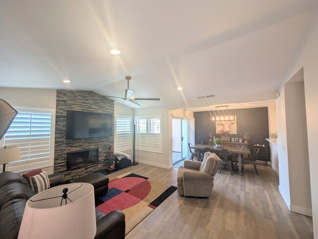 Building Photo - Beautifully Renovated Condo in Rancho Bernardo!