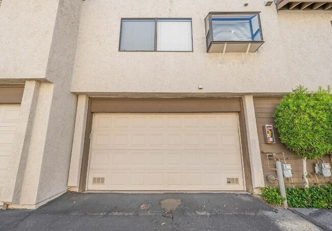 Photo - 5800 Owensmouth Ave