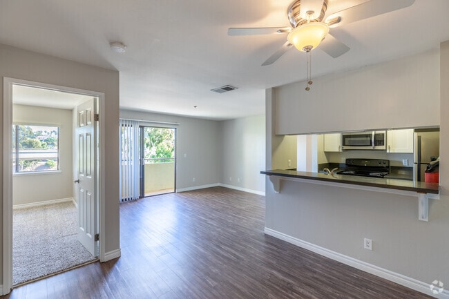 2BR, 2BA - 841SF - City View
