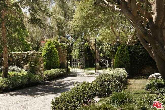 Photo - 6825 Zumirez Dr