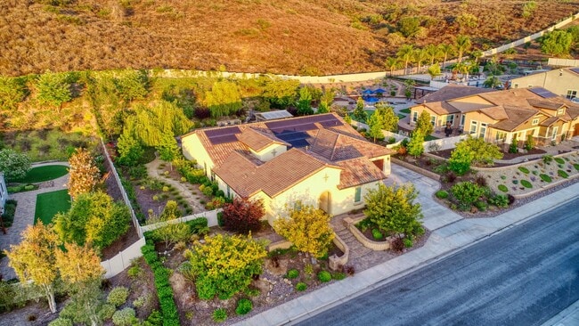 5 Bedroom Resort-Style Estate with Pool, S... - 5 Bedroom Resort-Style Estate with Pool, S... House