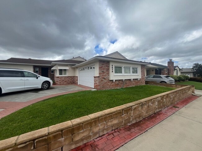 Building Photo - Spacious Allied Gardens Home with Expansive Living Space