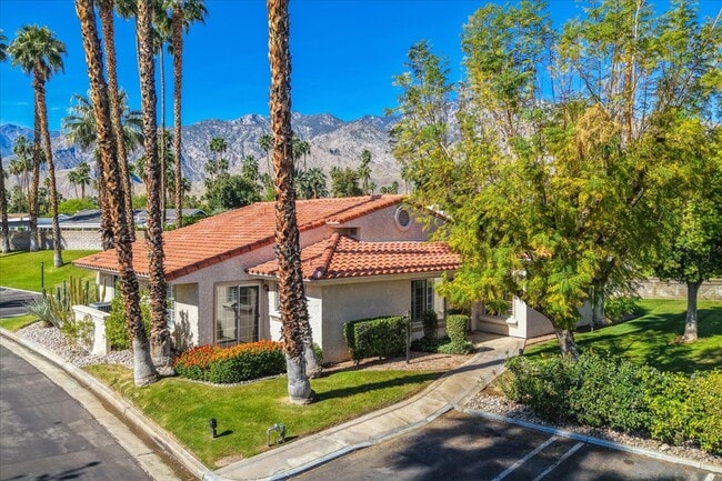 Building Photo - 2701 E Mesquite Ave Unit L54