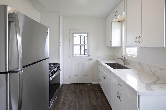 Building Photo - 1BR Cottage in Pacific Beach with Garage! Unit 1338