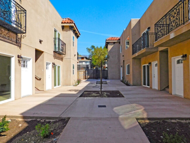 Building Photo - Tujunga Canyon, 10211-10215 Unit 10215 #106