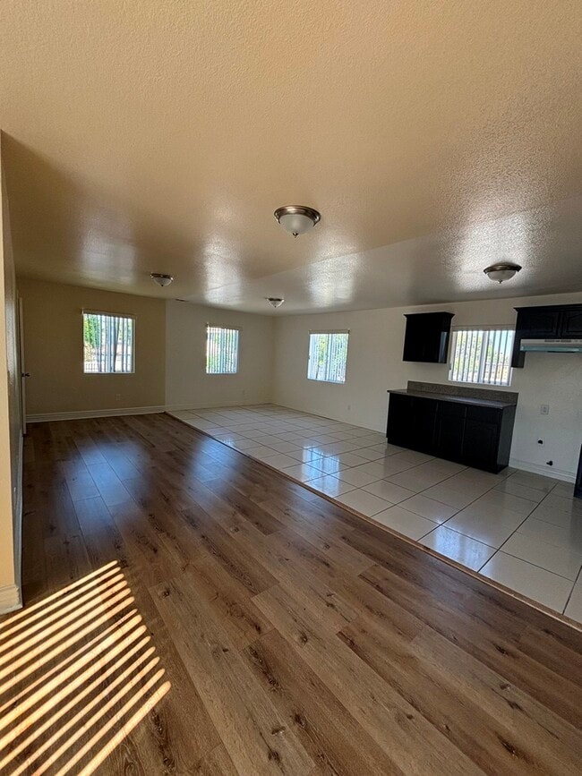 Photo - 830-828 W 71st St