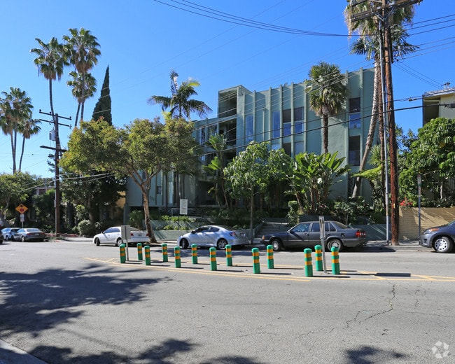 929 Larrabee Apartments - 929 Larrabee Apartments