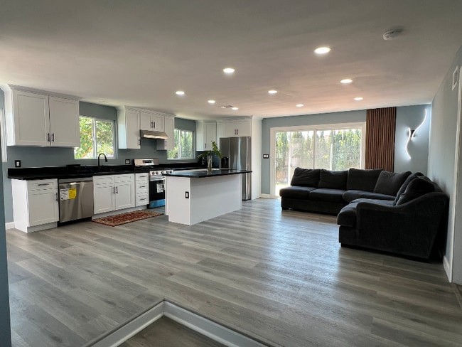 Photo - 635 S Walnut St