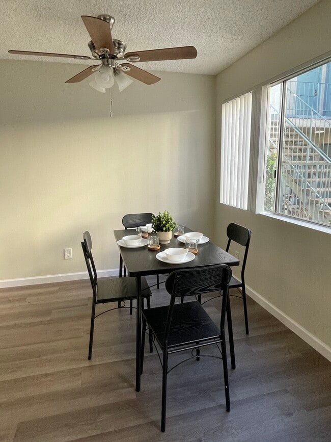 2 bed + 2 bath - dining room - Woodridge Apartments
