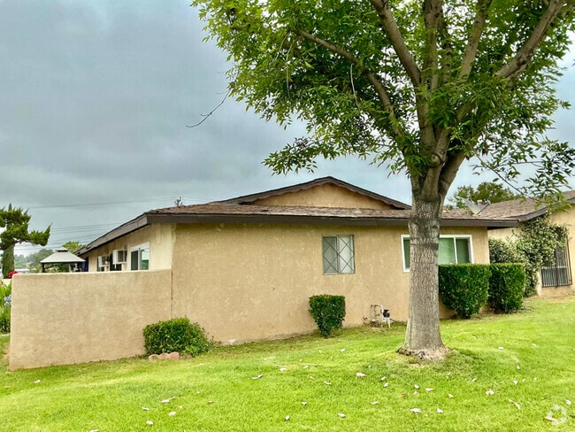 Building Photo - 1167 E Badillo St Rental