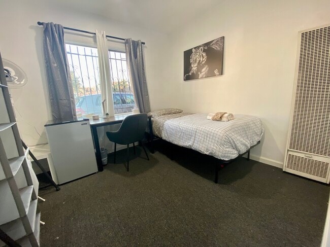 Photo - 1513 W Florence Ave