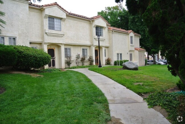 Building Photo - 2Bed/2.5Bath Townhome in the Charlemont Co...