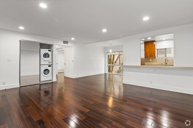 Building Photo - 2-Bedroom Condo in Westwood – Available Now! Unit 2