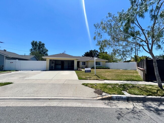 Building Photo - 4 Bed / 2 Bath Home for Rent in Huntington Beach