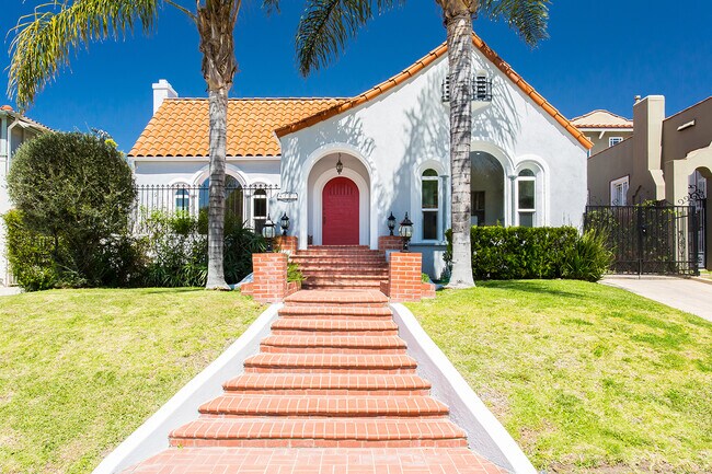 Building Photo - Beautiful spacious house