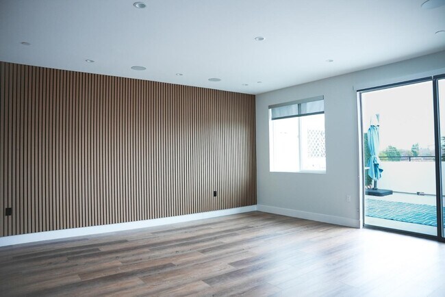 Photo - 8940 Reseda Blvd