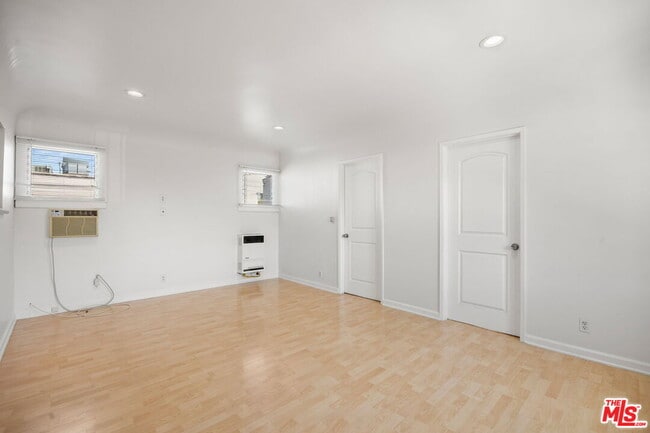 Photo - 435 1/2 W Elk Ave