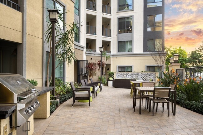 Additional courtyard with seating and sunset views - Joule La Floresta