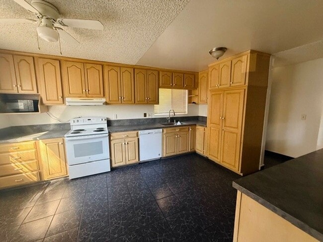 Building Photo - 5462 Adobe Falls Rd Unit 8