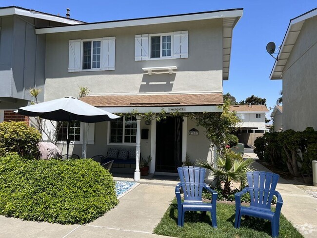 Building Photo - Bright & Airy 2-Bedroom End Unit Townhome