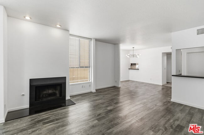 Building Photo - 500 S Barrington Ave Unit 2
