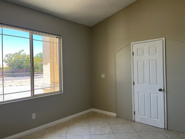 Photo - 4 bedrooms 2 bathroom home in Apple Valley!