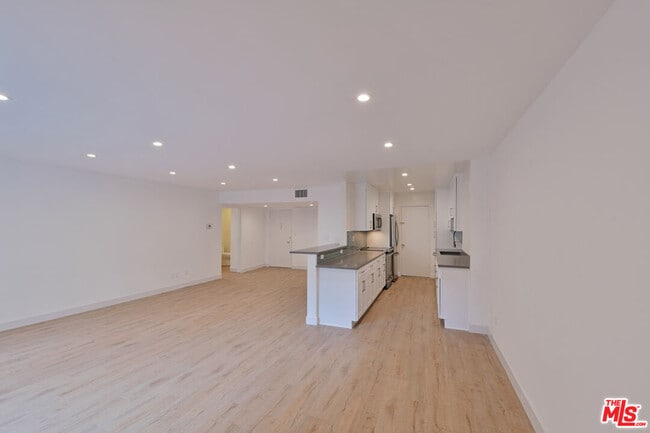 Building Photo - 136 S Palm Dr Unit 203