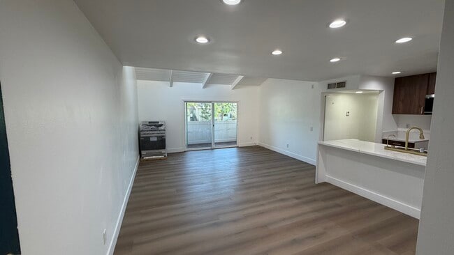 Photo - 10331 Lindley Ave Unit 209