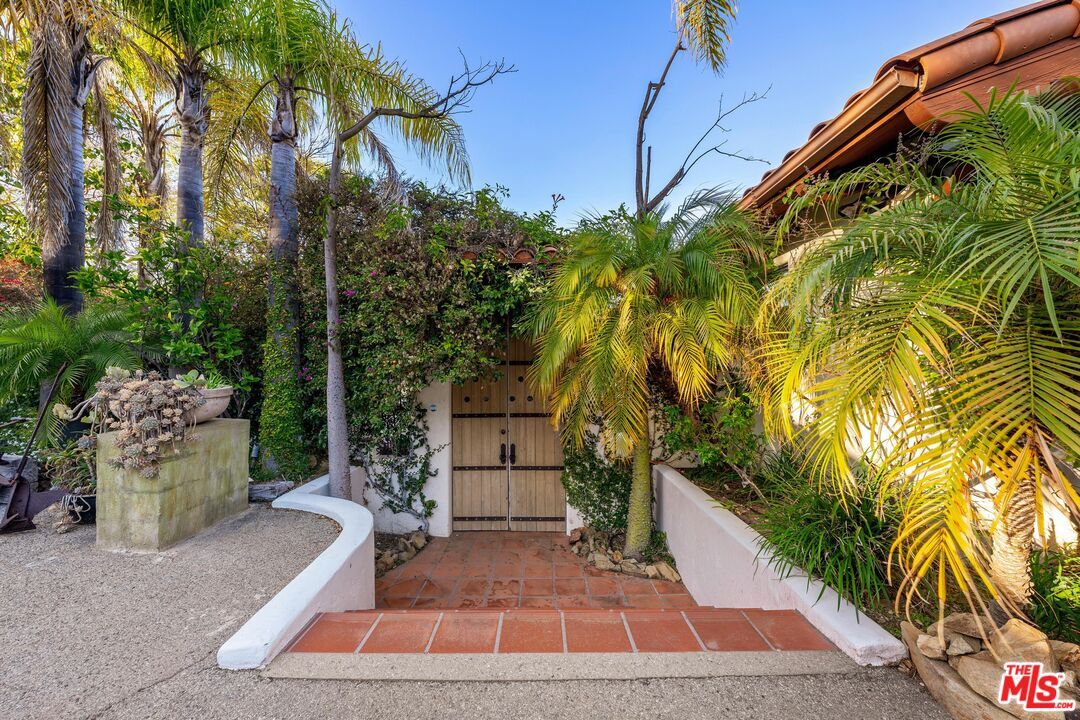 Photo - 20333 Reigate Rd