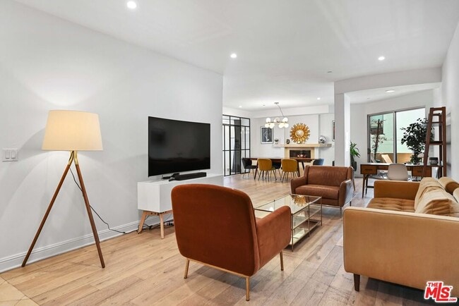 Building Photo - 1521 Greenfield Ave Unit 305