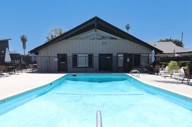 Exterior-Pool - Anaheim Cottages