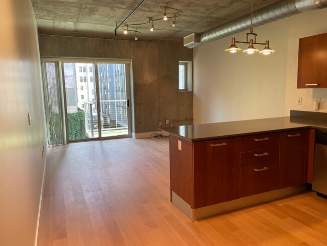 Photo - 645 W 9th St