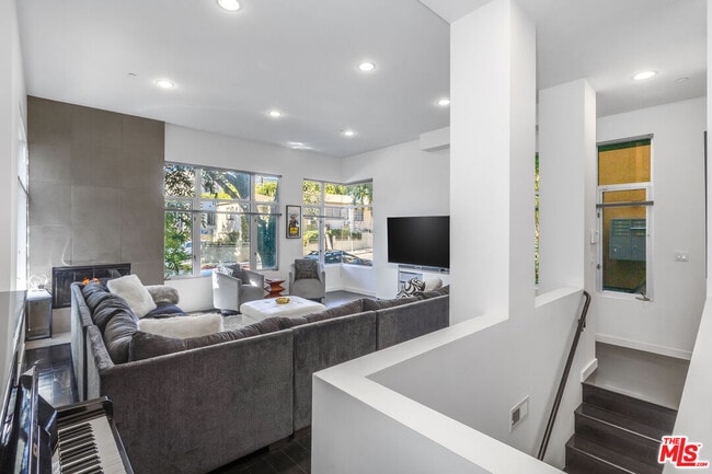 Photo - 900 N W Knoll Dr Unit 3