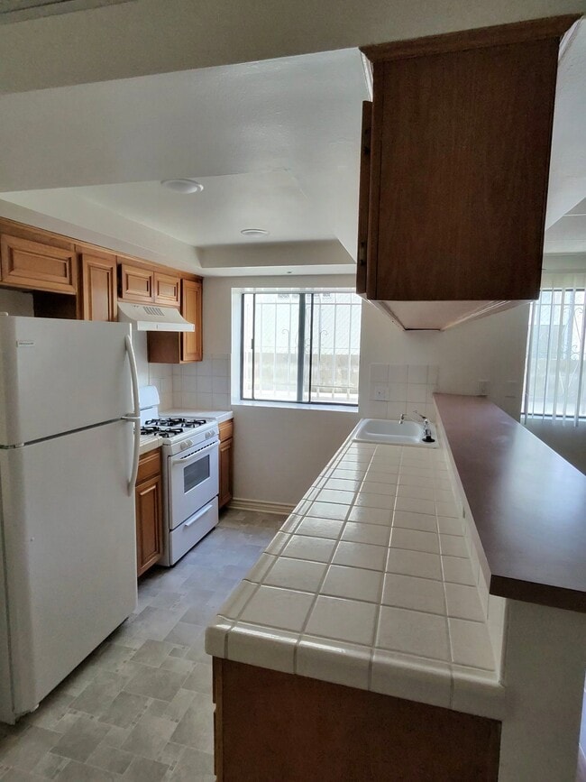 Photo - 121 S Swall Dr