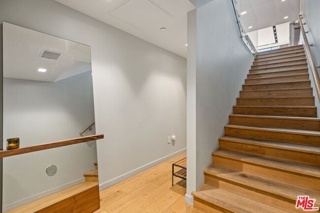 Photo - 207 Hollister Ave