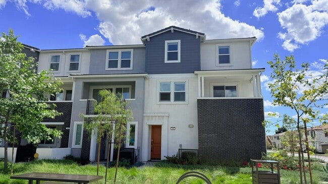 Building Photo - 2 Bedrooms 2.5 Bathrooms condo
