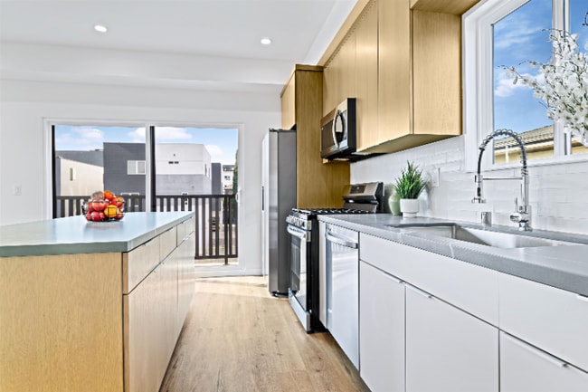 Photo - 522 1/2 N St Andrews Pl