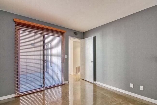 Photo - 867 Village Square S