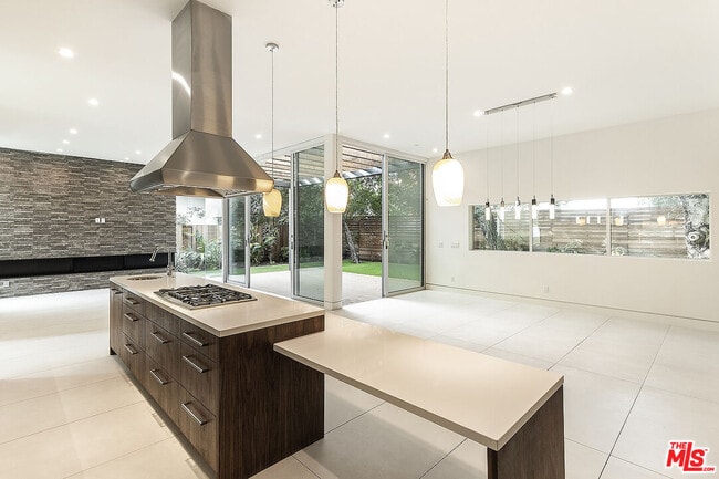 Photo - 16540 Moorpark St