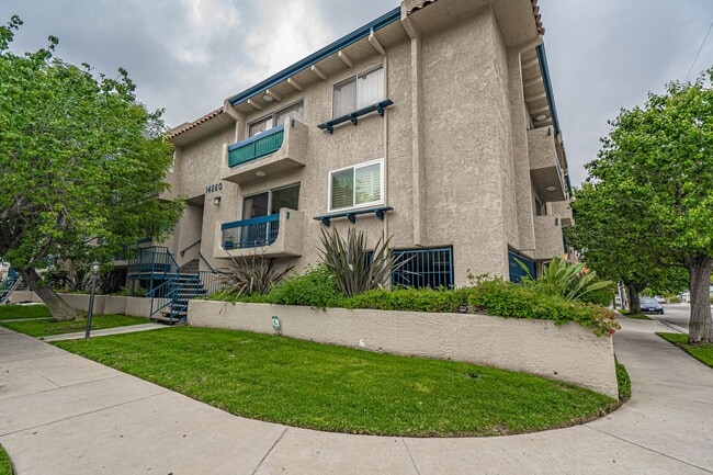 Building Photo - 2 Bedroom Condo for Rent in Sherman Oaks! Unit 110