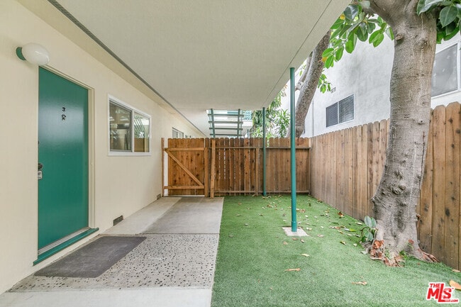 Building Photo - 1333 Barry Ave Unit 3 Rental