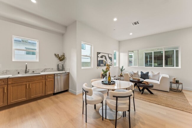 Photo - 19025 Bassett St Unit 19023