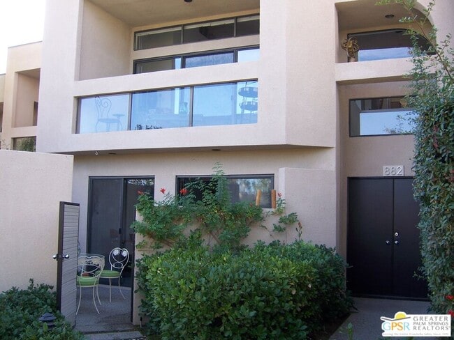 Building Photo - 882 Village Square N