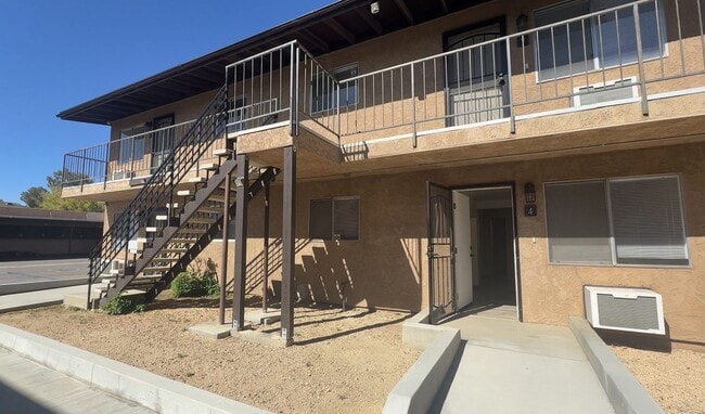 Building Photo - Palmdale 1 bedroom Unit 4