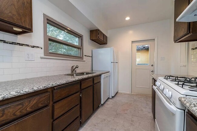 Photo - 302 W Mariposa Ave