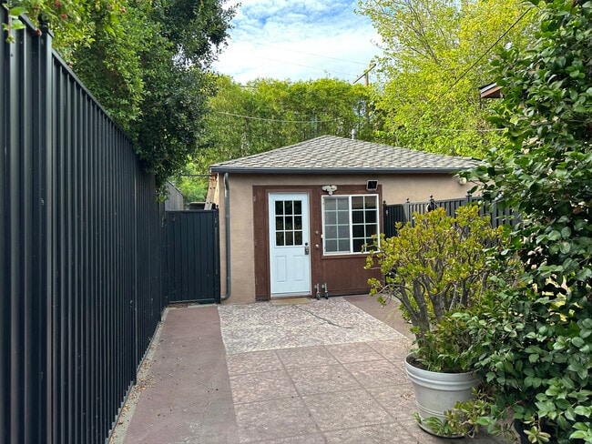 Front entrance and shared courtyard - 10809 Huston St