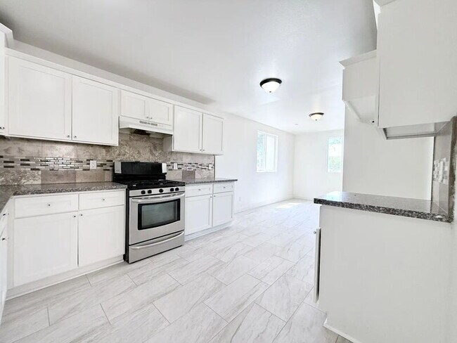 Photo - 1440 E 42nd St