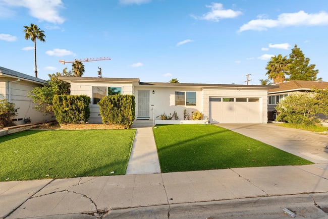 Building Photo - Bathrooms on bathrooms!