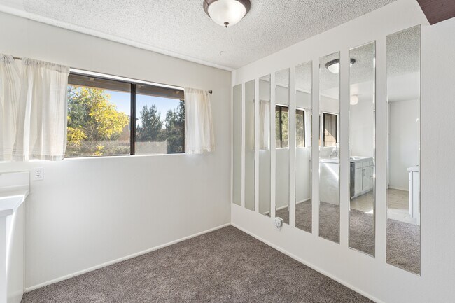 Photo - 4 Streamwood