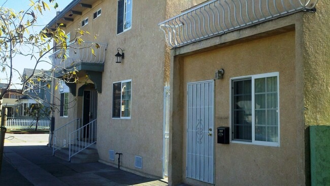 Building Photo - 638 E 7th St Unit 638